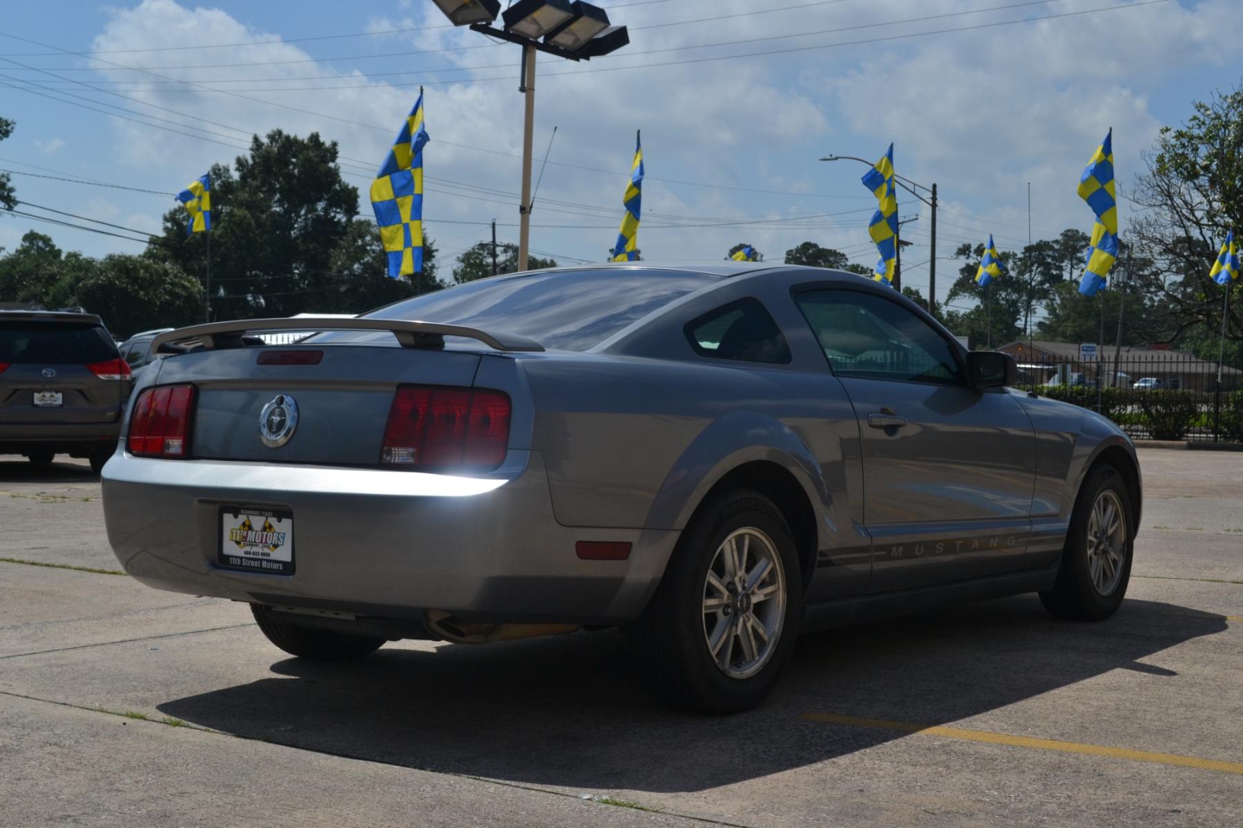 2006 Tungsten Grey Metall /Light Graphite Cloth Ford Mustang V6 Deluxe Coupe (1ZVFT80N665) with an 4.0L V6 SOHC 12V engine, located at 1355 North 11th Street, Beaumont, 77702, (409) 832-0006, 30.094290, -94.130096 - Photo #4